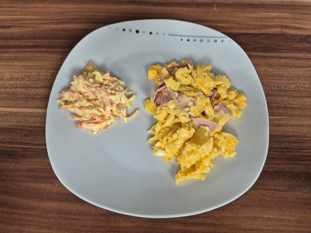 Rührei mit Schinken und Farmersalat