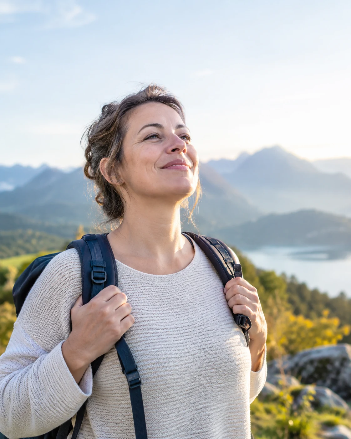 Wanderin mit Blick auf die Berge - KI-generiertes Symbolbild